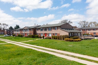 Village Grove of Ypsilanti in Ypsilanti, MI - Foto de edificio - Building Photo