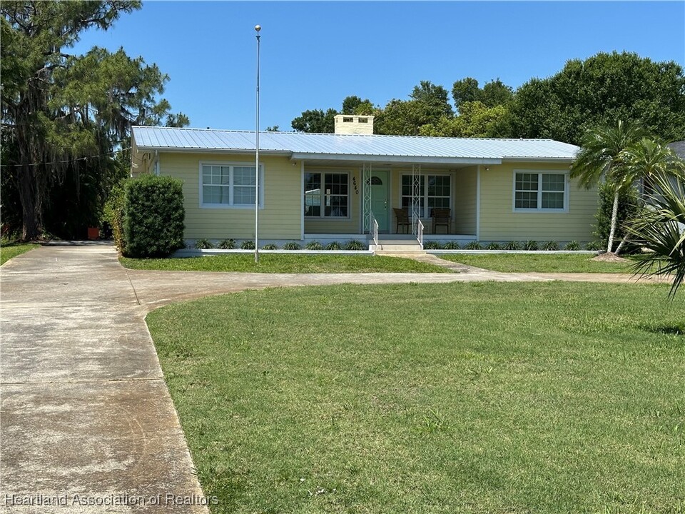 4640 Lakeview Dr in Sebring, FL - Building Photo