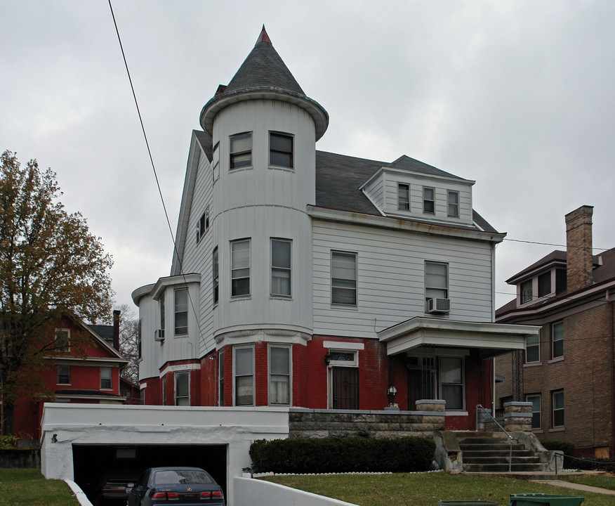 2221 Highland Ave in Cincinnati, OH - Building Photo