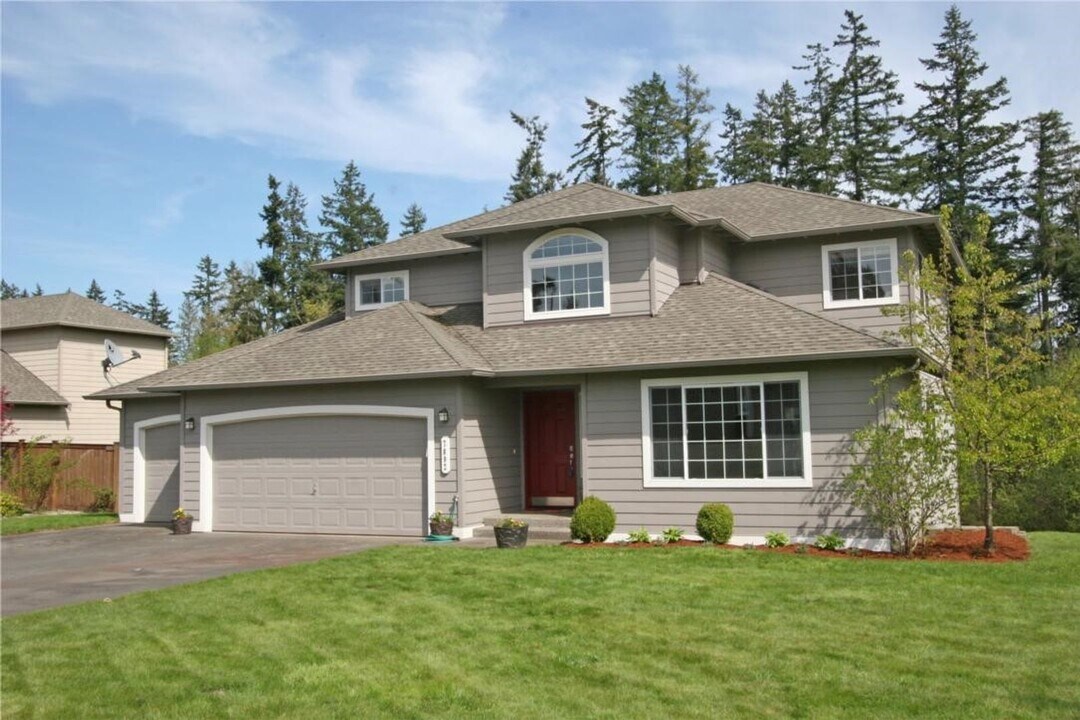7892 Zion Pl SE in Port Orchard, WA - Foto de edificio