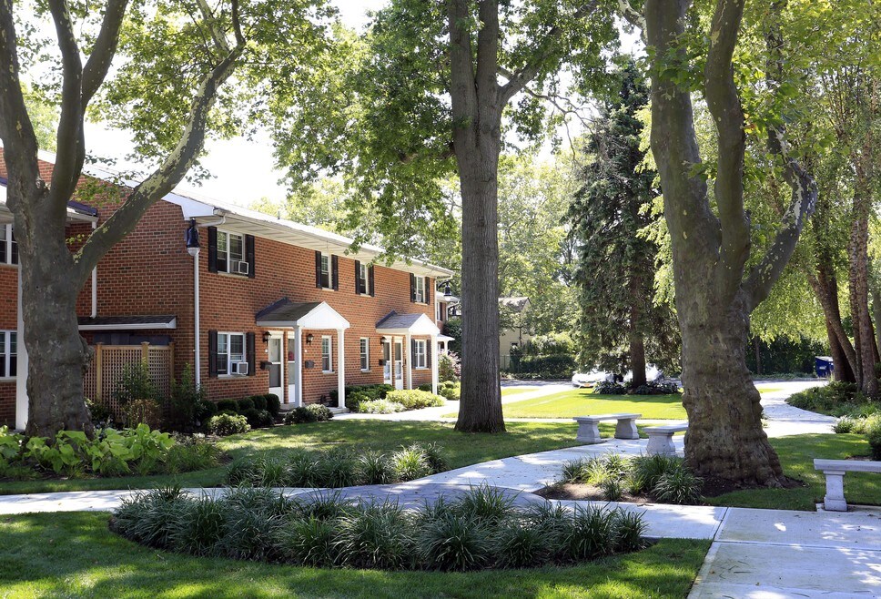 55+ West Babylon Manor Senior Community Apartments West Babylon, NY