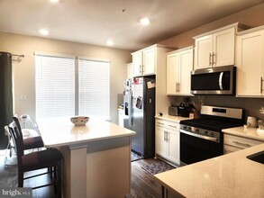 2065 Hinshaw Dr in Odenton, MD - Foto de edificio - Building Photo