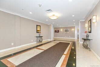 one Portico Ct in Great Neck Plaza, NY - Building Photo - Building Photo