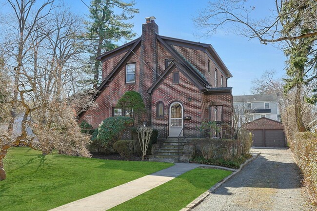 property at 10 Robins Rd