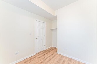 5025 W Huron St in Chicago, IL - Building Photo - Building Photo