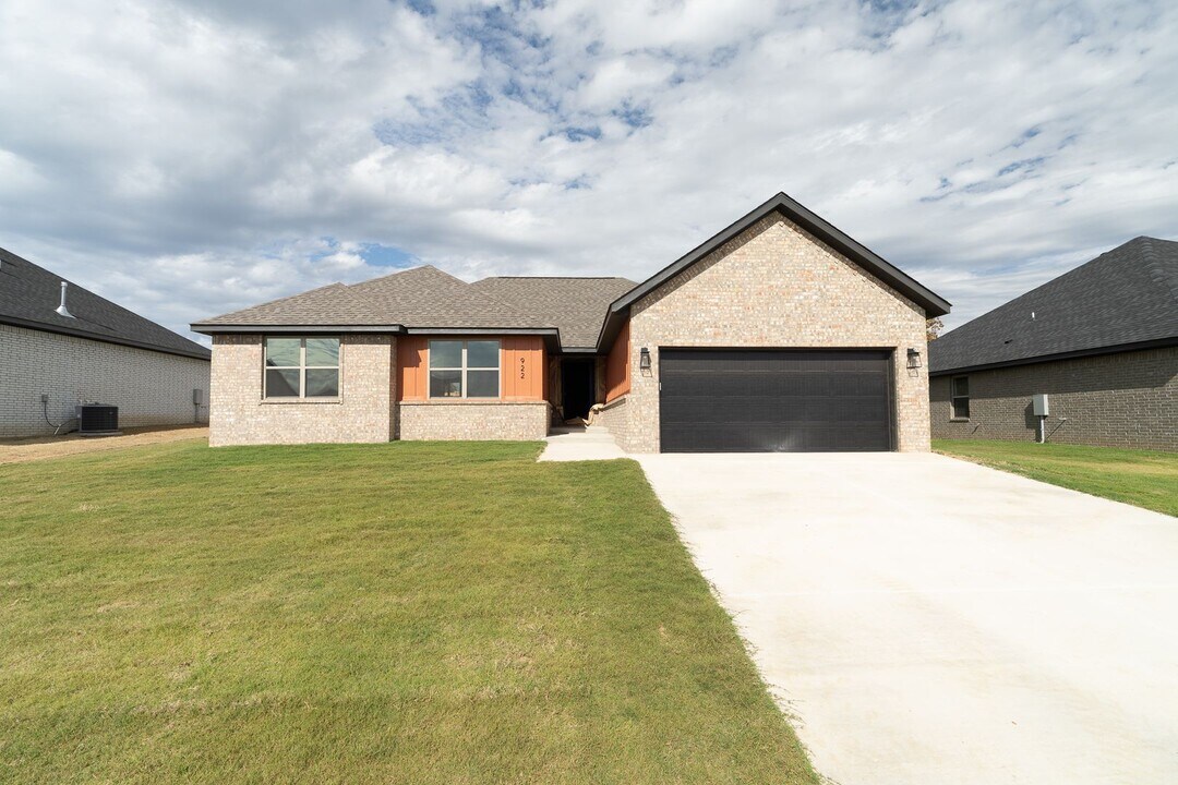 922 Petit Jean St in Prairie Grove, AR - Building Photo