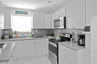 1310 SW 76th Ave in Miami, FL - Building Photo - Building Photo