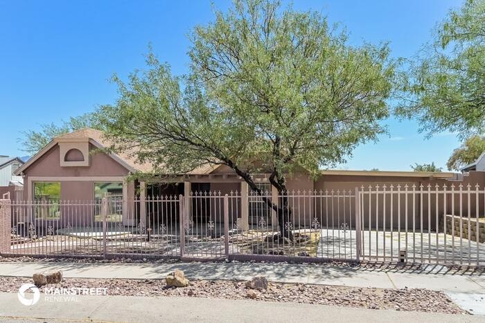 1942 N Atwood Ave in Tucson, AZ - Building Photo