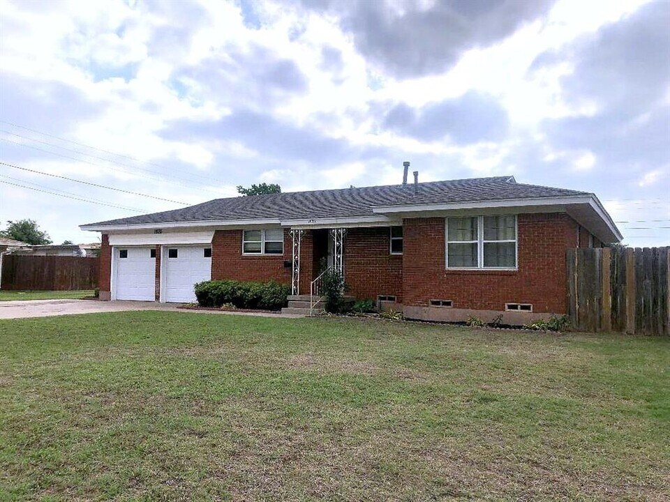 1820 Beverly Dr in Altus, OK - Building Photo