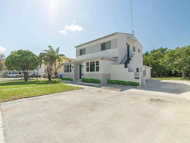 3030 NW 16th St in Miami, FL - Building Photo - Building Photo