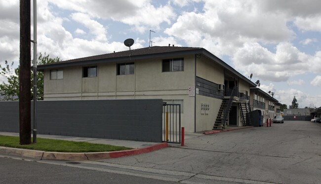 Four Seasons Apartments in Colton, CA - Building Photo - Building Photo