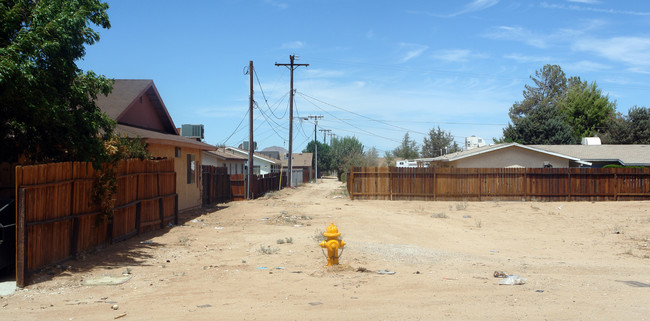 12813 Kiowa Rd in Apple Valley, CA - Foto de edificio - Building Photo