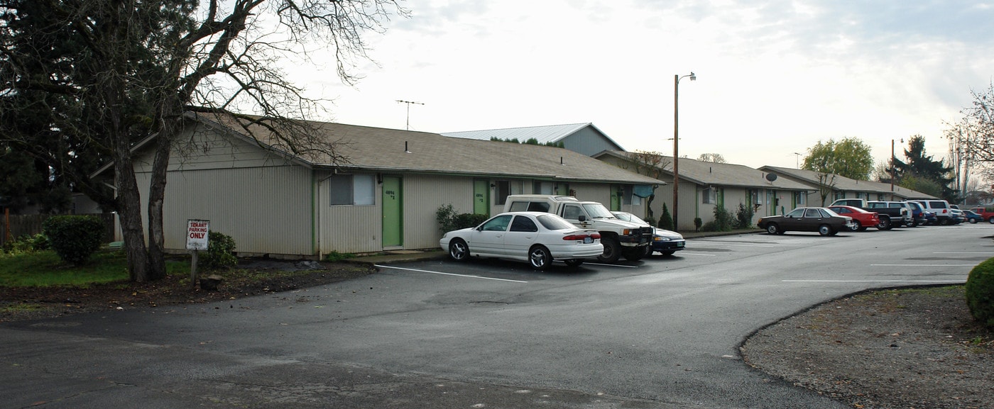 Middle Grove Apartments in Salem, OR - Building Photo