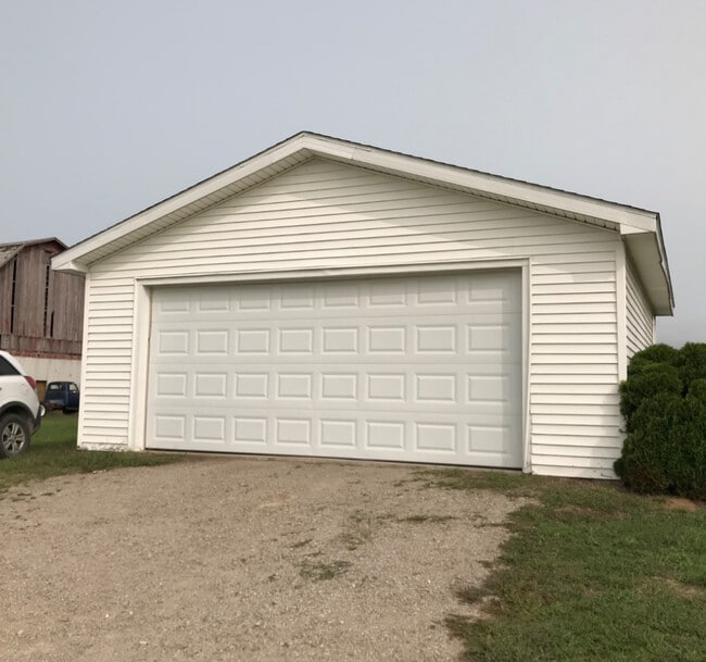 10013 Jackman Rd in Temperance, MI - Building Photo - Building Photo