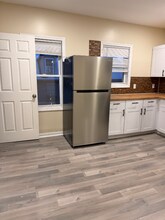 182 Quequechan St, Unit Apt 3 in Fall River, MA - Building Photo - Building Photo