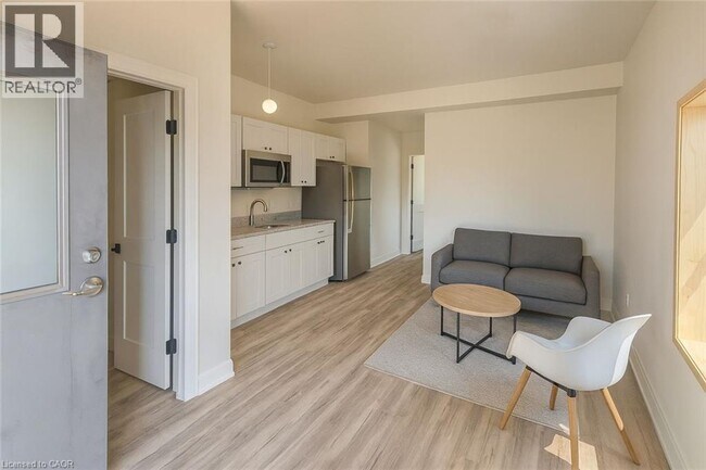 27 Queenston St in St Catharines, ON - Building Photo - Building Photo