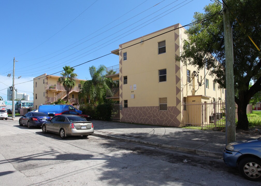 240 NW 21st St in Miami, FL - Building Photo