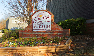 Sunrise Apartments in Montgomery, AL - Foto de edificio - Building Photo