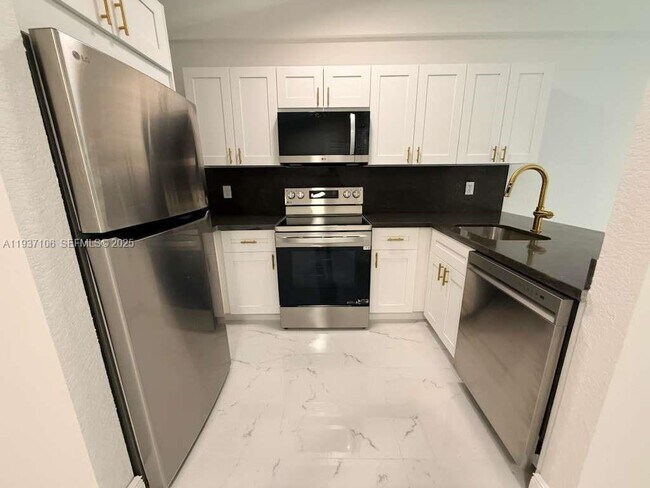 1300 Wiley St in Hollywood, FL - Building Photo - Building Photo