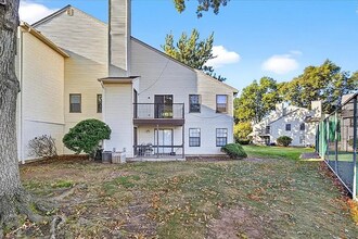 1002 Woodbridge Commons Way in Woodbridge Township, NJ - Foto de edificio - Building Photo