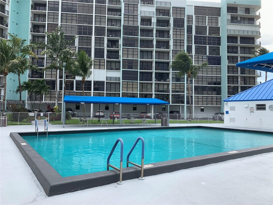 200 Leslie Dr in Hallandale Beach, FL - Building Photo