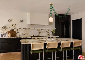 236 S Reeves Dr in Beverly Hills, CA - Building Photo