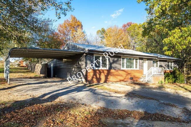205 Hilltop Dr in Rossville, GA - Building Photo - Building Photo