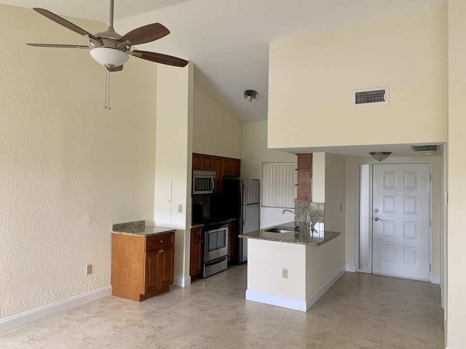 2841 N Oakland Forest Dr in Oakland Park, FL - Building Photo