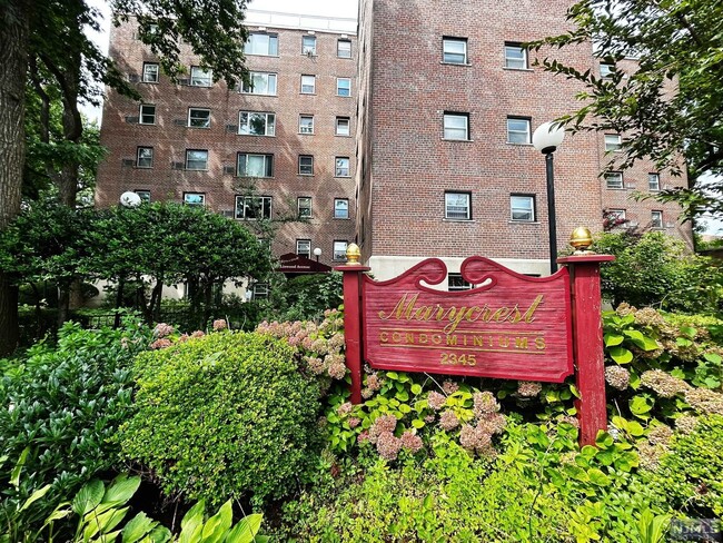 2345 Linwood Ave in Fort Lee, NJ - Foto de edificio - Building Photo