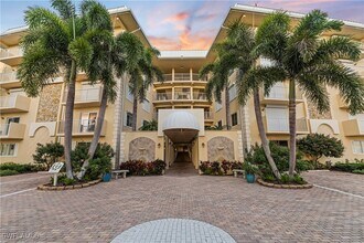 3000 Gulf Shore Blvd N in Naples, FL - Foto de edificio - Building Photo