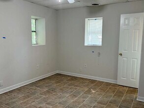 8439 Lake Dr in Snellville, GA - Foto de edificio - Building Photo