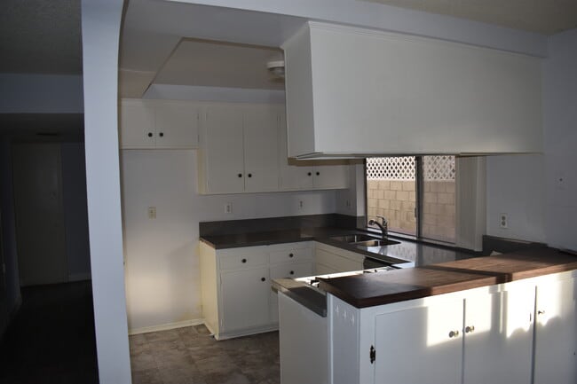 17011 Pinehurst Ln, Unit #B in Huntington Beach, CA - Building Photo - Building Photo