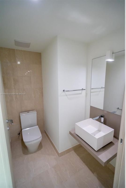 1000 Brickell Ave in Miami, FL - Building Photo - Building Photo
