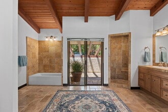 6160 Zumirez Dr in Malibu, CA - Building Photo - Building Photo