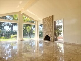 15 Rue St Cloud in Newport Beach, CA - Building Photo
