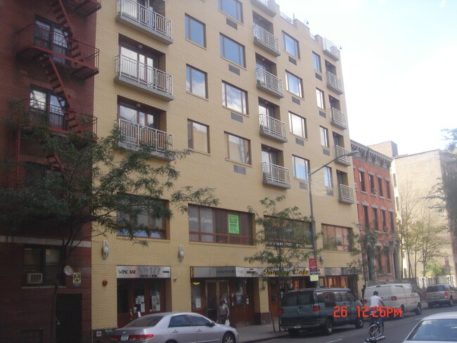 312 W 53rd St in New York, NY - Building Photo - Building Photo