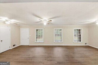 8435 E Campbellton St in Fairburn, GA - Foto de edificio - Building Photo