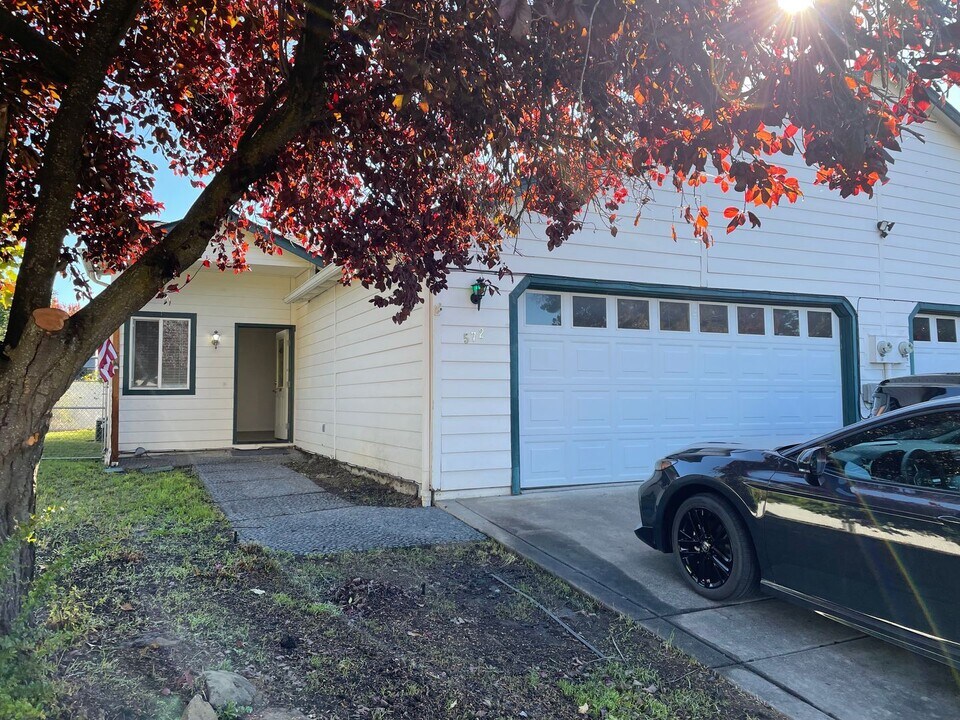 572 Mountain View Dr in Central Point, OR - Building Photo