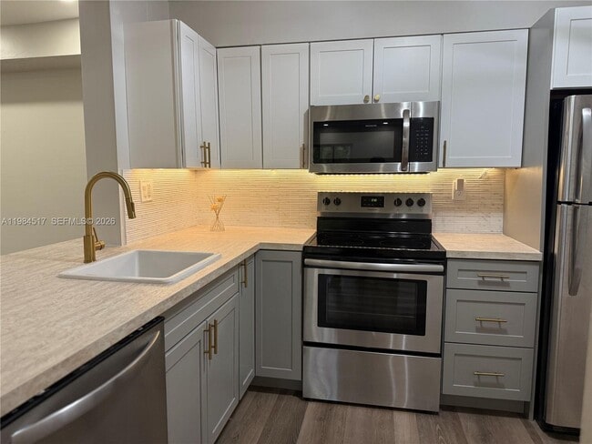 3001 N Oakland Forest Dr in Oakland Park, FL - Building Photo - Building Photo