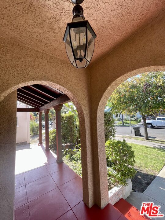 560 N Irving Blvd in Los Angeles, CA - Building Photo - Building Photo