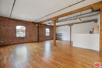 215 S Santa Fe Ave in Los Angeles, CA - Building Photo - Building Photo