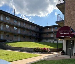 River Pointe Apartments in St. Louis, MO - Building Photo