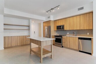 2150 N Bayshore Dr, Unit 1807 in Miami, FL - Building Photo - Building Photo