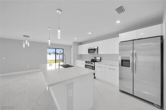 2001 NW 20th St in Cape Coral, FL - Building Photo - Building Photo