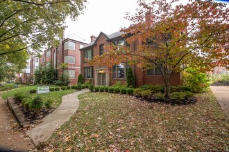 7535 Oxford Dr, Unit 1E in Clayton, MO - Foto de edificio - Building Photo
