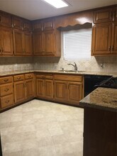 1410 E Houston St in Highlands, TX - Building Photo - Building Photo