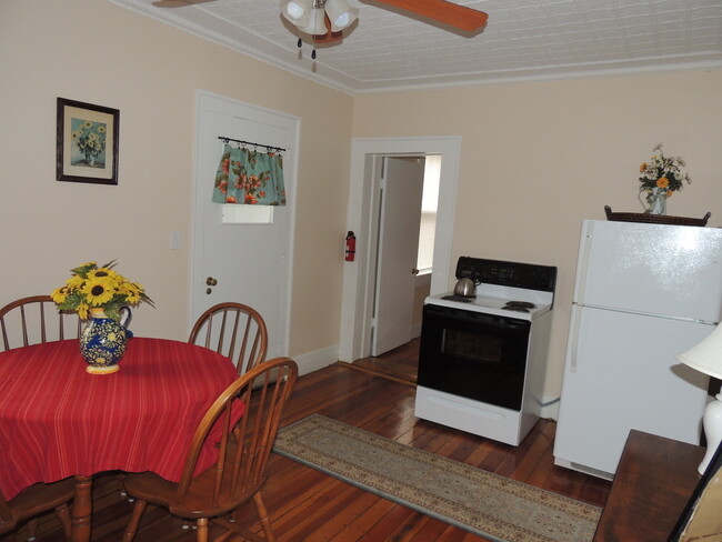 86 Lafayette St, Unit Cottage-like Unit in Claremont, NH - Foto de edificio - Building Photo