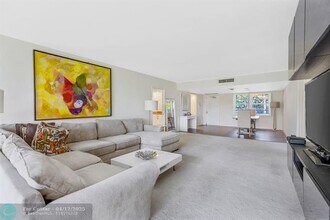 3850 Oaks Clubhouse Dr in Pompano Beach, FL - Building Photo - Building Photo