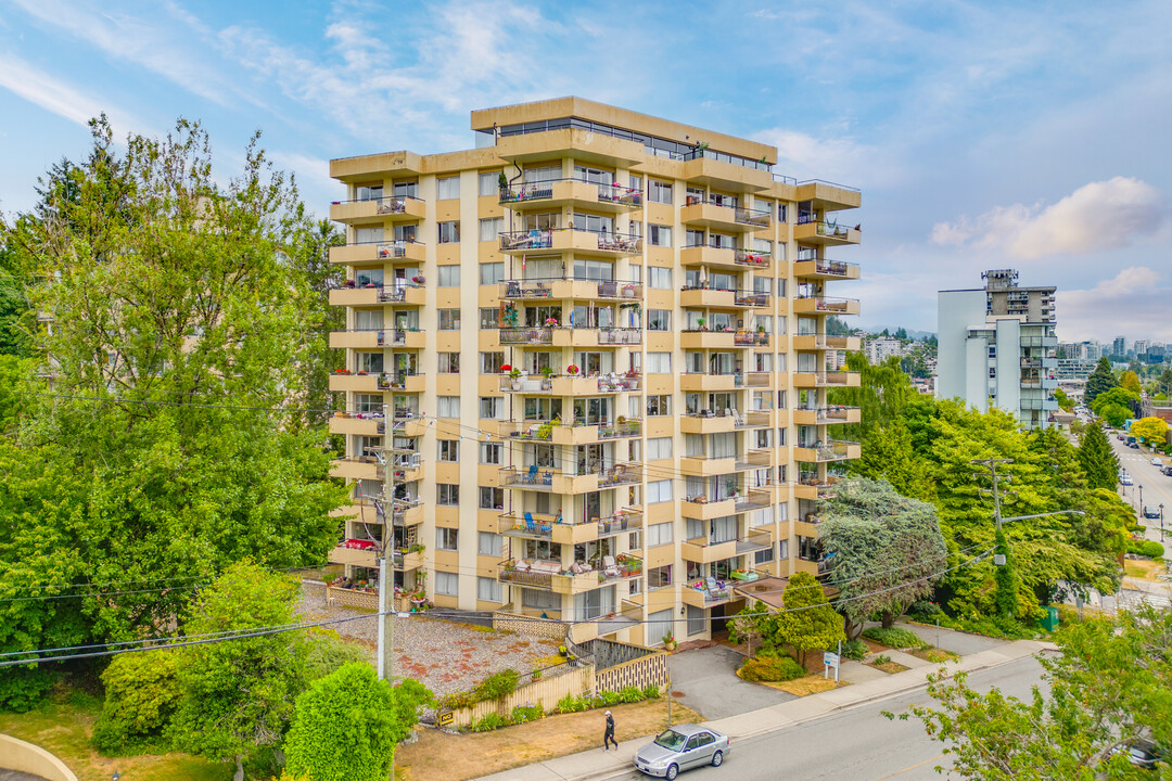 Port Royal Towers in West Vancouver, BC - Building Photo