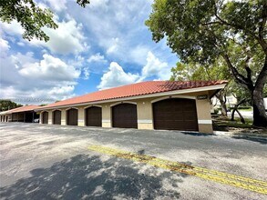 231 SW 116th Ave in Pembroke Pines, FL - Foto de edificio - Building Photo